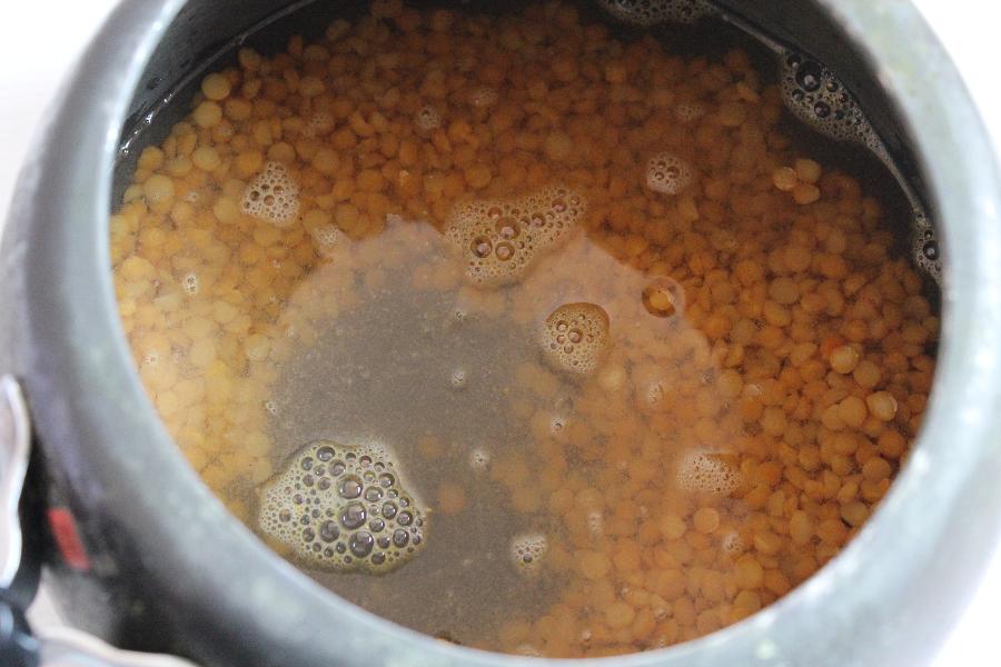 cooking chana dal in a pressure cooker to make kheer