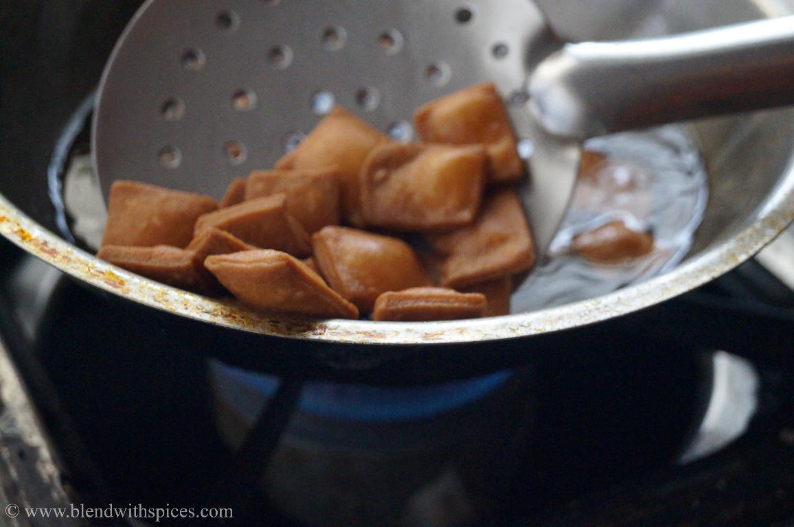 frying the shakarparas