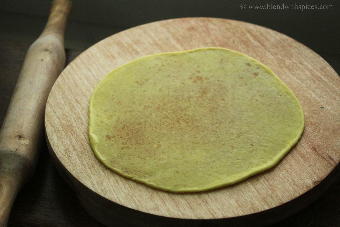 Stuffed kayi holige rolled into a thin circle