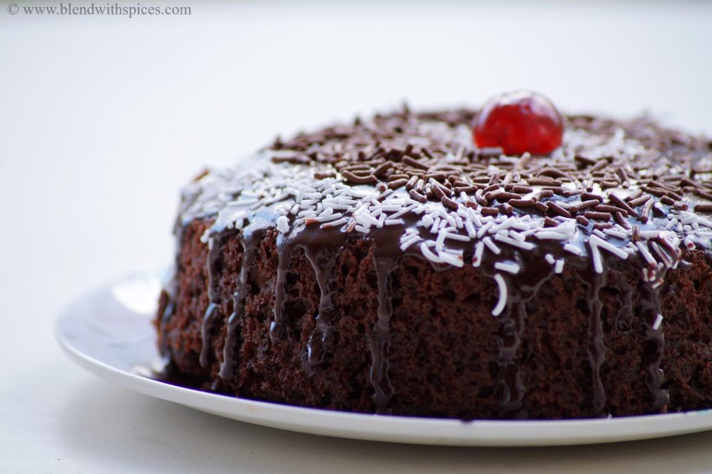 how to make eggless cake in pressure cooker, chocolate cake recipe without oven | blenwithspices.com