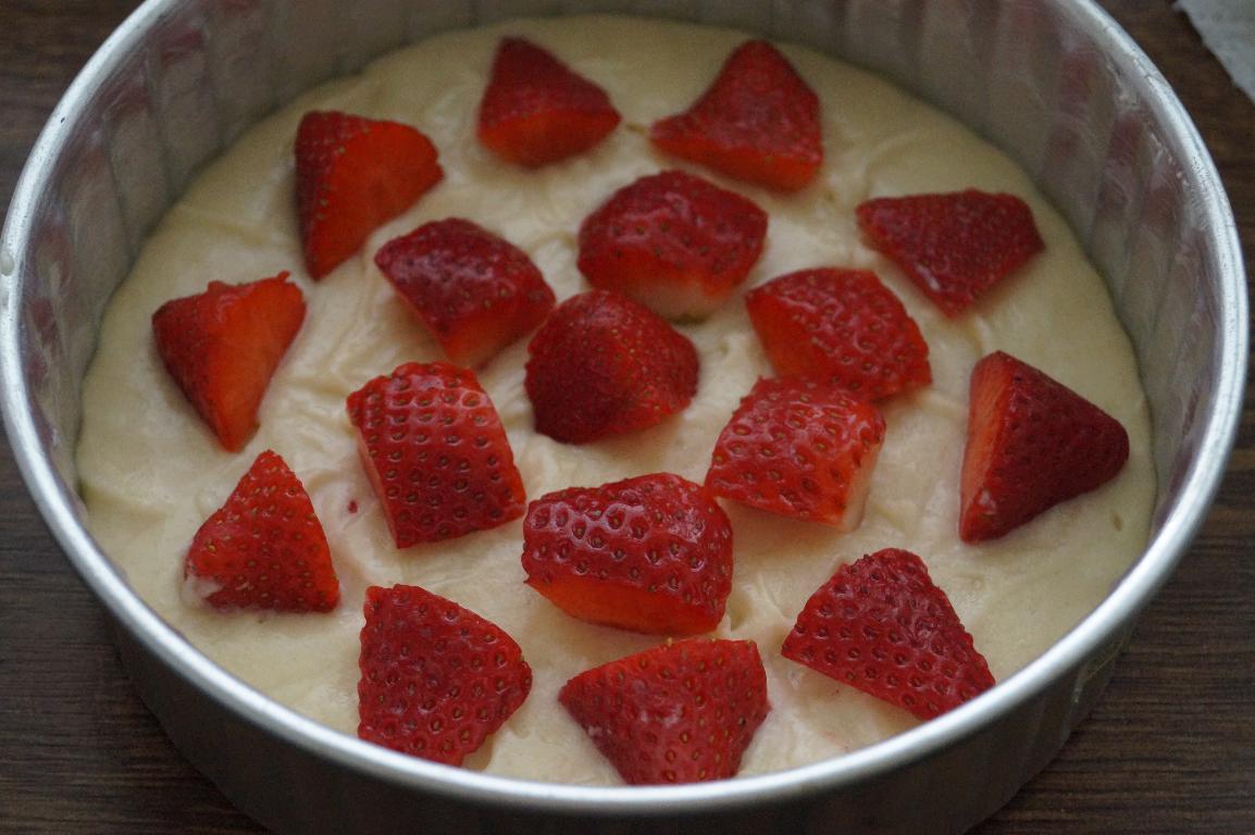 easy no eggs cakes recipes, how to make eggless cake recipe, strawberry cake with step by step photos