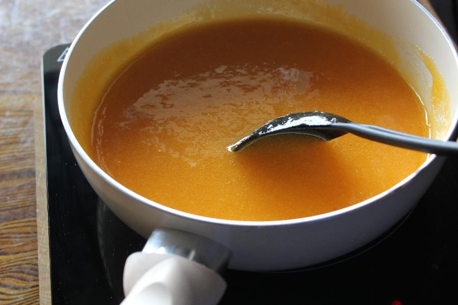 cooking the persimmon jam in a saucepan 