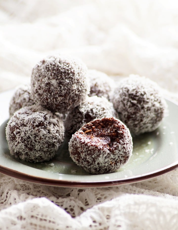 Swedish Chocolate Balls Recipe (Chokladbollar) Danish Havergrynkugler