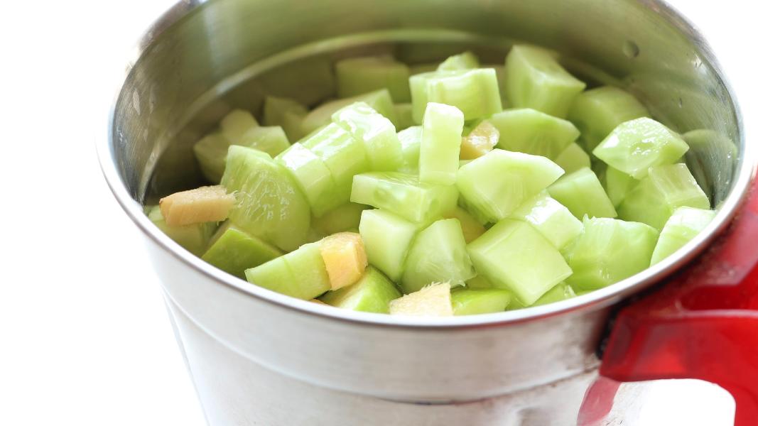 chopped green apple, chopped cucumber, ginger, honey, lemon and water added to a blender jar