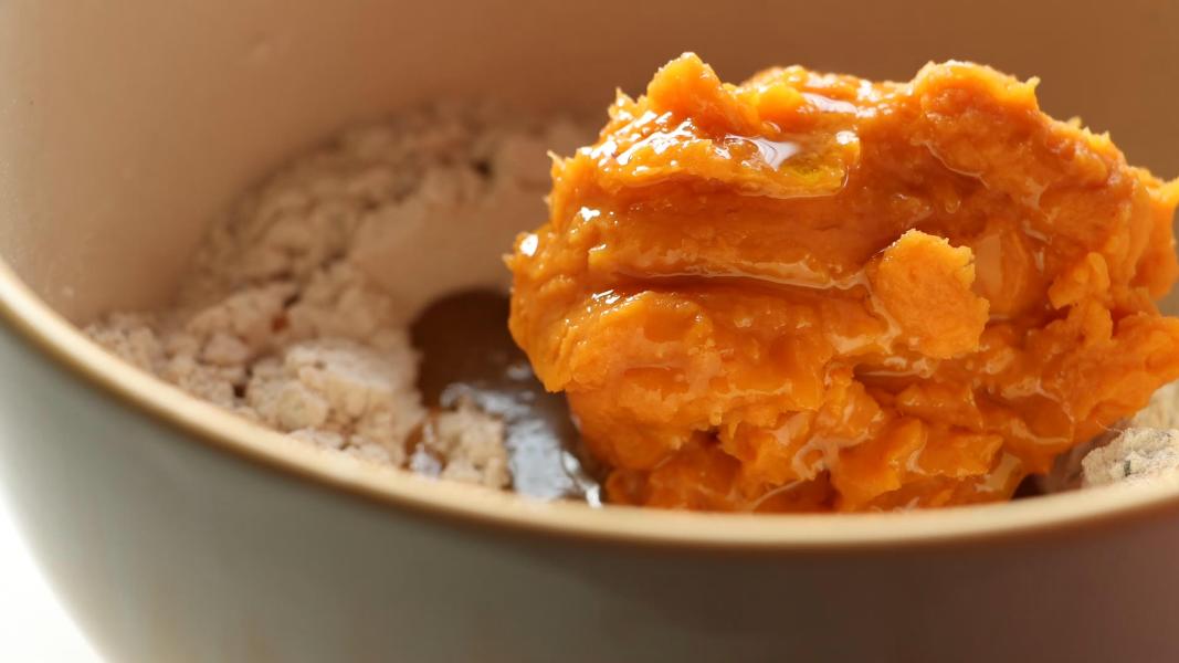 Mashed sweet potatoes, olive oil are added to the flour-spices mixture.