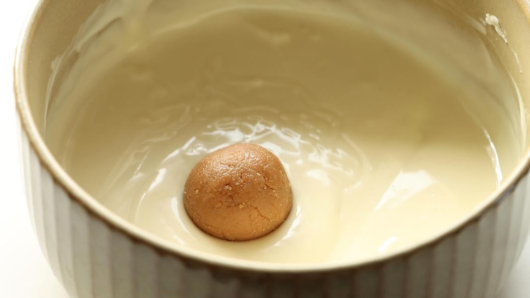 Dipping chilled truffle ball
