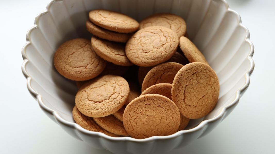 Gingersnap cookies placed in a bowl